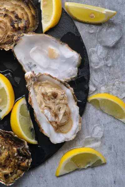 Açık istiridye ve limon.
