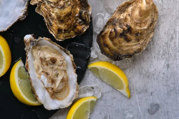Açık istiridye ve limon.