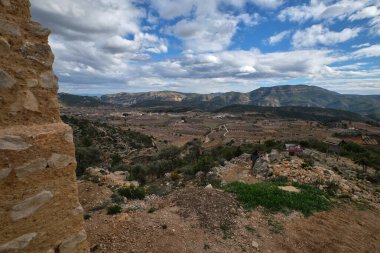 Dağdan aşağıya, güzel yerlere, bulutların içindeki gökyüzüne