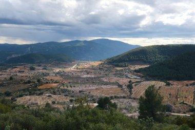 Dağdan aşağıya, güzel yerlere, bulutların içindeki gökyüzüne
