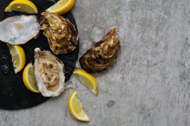 Açık istiridye ve limon.