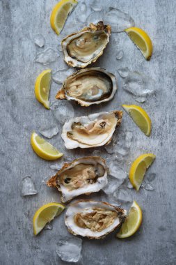 Açık istiridye ve limon.