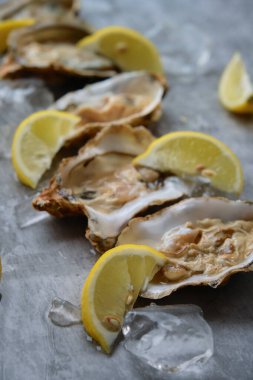 Açık istiridye ve limon.