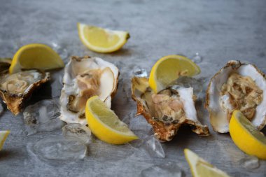 Açık istiridye ve limon.