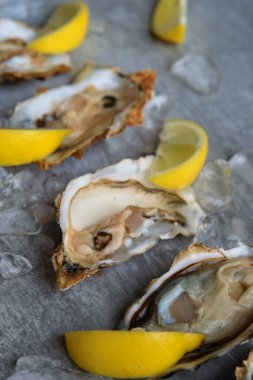 Açık istiridye ve limon.