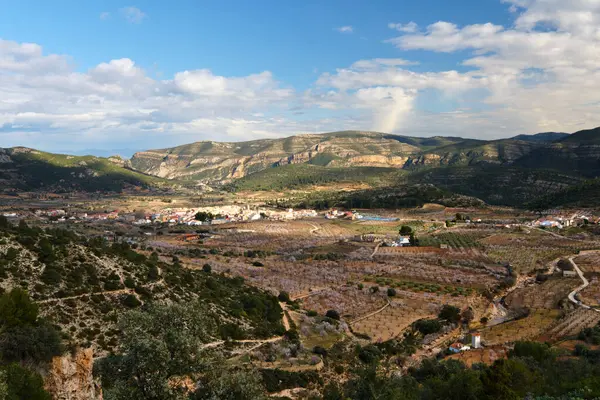 Dağdan aşağıya, güzel yerlere, bulutların içindeki gökyüzüne