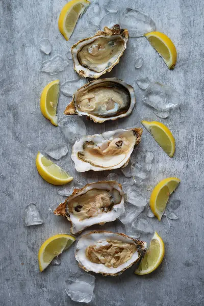 Açık istiridye ve limon.