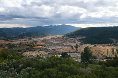 Dağdan aşağıya, güzel yerlere, bulutların içindeki gökyüzüne