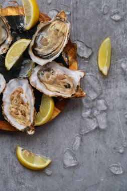 Açık istiridye ve limon.