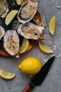 Açık istiridye ve limon.