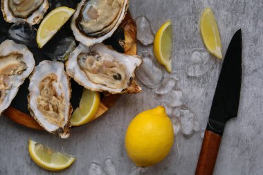 Açık istiridye ve limon.