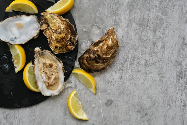 Açık istiridye ve limon.