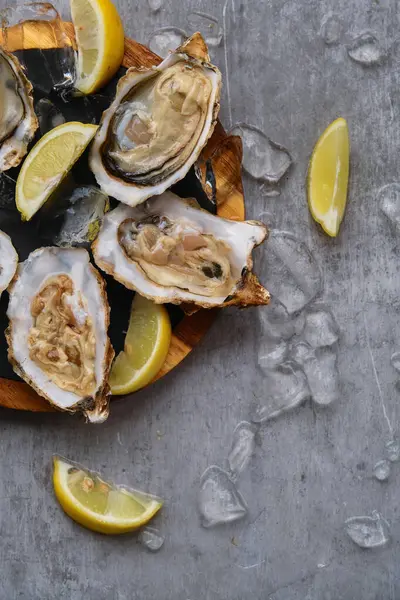 Açık istiridye ve limon.