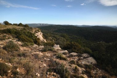 Dağdan aşağıya, güzel yerlere, bulutların içindeki gökyüzüne
