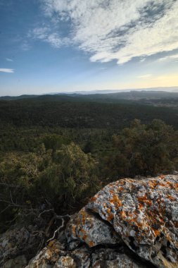 Dağdan aşağıya, güzel yerlere, bulutların içindeki gökyüzüne