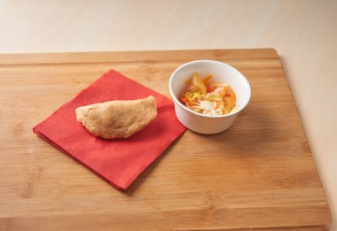 Astelitos, El Salvador, Honduras ve Nikaragua 'dan lezzetli bir Orta Amerika yemeği, etle dolu, kırsal ahşap tepside el yazısı ve sosla servis ediliyor.