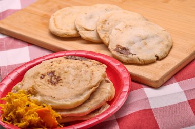 Geleneksel bir Orta Amerika yemeği olan Pupusas ile El Salvador 'un zengin lezzetlerinin tadını çıkarın. Köy ahşap bir tahtanın üzerinde curtido ve baharatlı sos ile servis edilir.