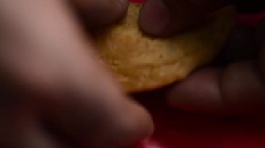 Pastelito, El Salvador 'dan gelen et dolu bir aşçılık şaheseri. Ahşap bir restoranda son derece yakın çekim videosu..
