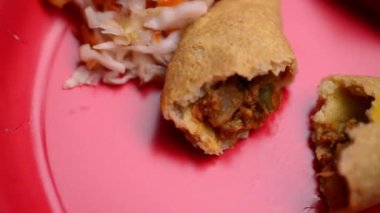 Pastelito, El Salvador 'dan gelen et dolu bir aşçılık şaheseri. Ahşap bir restoranda son derece yakın çekim videosu..