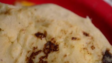 Pastelito, El Salvador 'dan gelen et dolu bir aşçılık şaheseri. Ahşap bir restoranda son derece yakın çekim videosu..