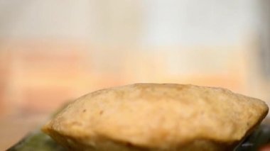 Pastelito, El Salvador 'dan gelen et dolu bir aşçılık şaheseri. Ahşap bir restoranda son derece yakın çekim videosu..