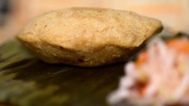 Pastelito, El Salvador 'dan gelen et dolu bir aşçılık şaheseri. Ahşap bir restoranda son derece yakın çekim videosu..