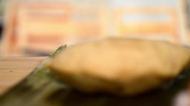 Pastelito, El Salvador 'dan gelen et dolu bir aşçılık şaheseri. Ahşap bir restoranda son derece yakın çekim videosu..