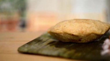 Pastelito, El Salvador 'dan gelen et dolu bir aşçılık şaheseri. Ahşap bir restoranda son derece yakın çekim videosu..