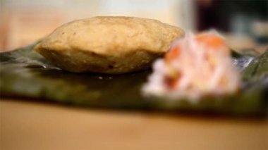 Pastelito, El Salvador 'dan gelen et dolu bir aşçılık şaheseri. Ahşap bir restoranda son derece yakın çekim videosu..