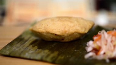 Pastelito, El Salvador 'dan gelen et dolu bir aşçılık şaheseri. Ahşap bir restoranda son derece yakın çekim videosu..