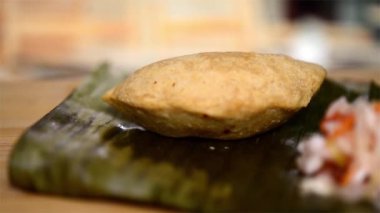 Pastelito, El Salvador 'dan gelen et dolu bir aşçılık şaheseri. Ahşap bir restoranda son derece yakın çekim videosu..