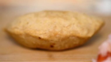 Pastelito, El Salvador 'dan gelen et dolu bir aşçılık şaheseri. Ahşap bir restoranda son derece yakın çekim videosu..