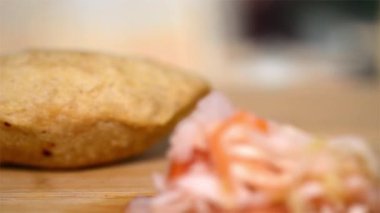 Pastelito, El Salvador 'dan gelen et dolu bir aşçılık şaheseri. Ahşap bir restoranda son derece yakın çekim videosu..