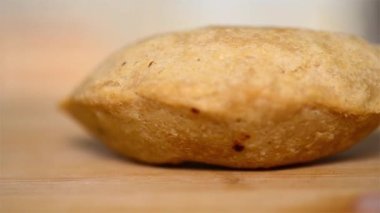Pastelito, El Salvador 'dan gelen et dolu bir aşçılık şaheseri. Ahşap bir restoranda son derece yakın çekim videosu..