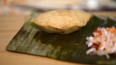 Pastelito, El Salvador 'dan gelen et dolu bir aşçılık şaheseri. Ahşap bir restoranda son derece yakın çekim videosu..