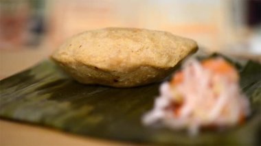 Pastelito, El Salvador 'dan gelen et dolu bir aşçılık şaheseri. Ahşap bir restoranda son derece yakın çekim videosu..