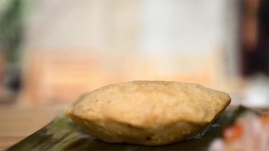 Pastelito, El Salvador 'dan gelen et dolu bir aşçılık şaheseri. Ahşap bir restoranda son derece yakın çekim videosu..