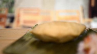 Pastelito, El Salvador 'dan gelen et dolu bir aşçılık şaheseri. Ahşap bir restoranda son derece yakın çekim videosu..