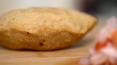 Pastelito, El Salvador 'dan gelen et dolu bir aşçılık şaheseri. Ahşap bir restoranda son derece yakın çekim videosu..