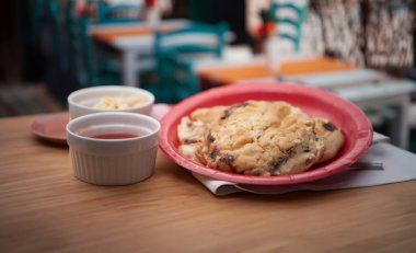Renkli bir restoranda geleneksel Salvador mutfağı. Lezzetli soslar ve baharatlarla lezzetli pupalar sunuluyor..