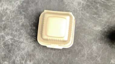 Ağır çekimde San Salvador 'da tuzlu et ve keskin kürtajlı geleneksel Salvador pastası sergileniyor.