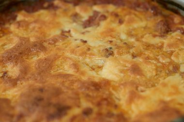 Makro yakın plan İtalyan lazanyası peynir, makarna ve domates sosu katmanları..