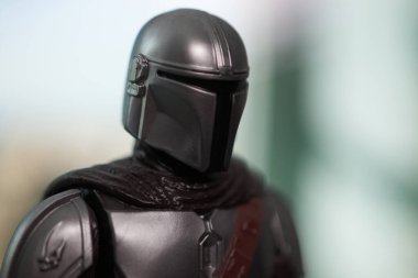 Bir uzay gemisindeki Mandalorean aksiyon figürü 07-08-2024 'teki bir gezegenin büyüklüğüne bakan dev bir pencereye sahip.