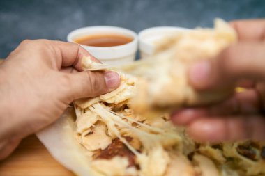 Yakın plan çekimler pupaları kesiyor, erimiş peynir tellerini ortaya çıkarıyor Orta Amerika, El Salvador, Honduras ve Guatemala 'dan lezzetli ve geleneksel bir gurme yemeği sergiliyor.