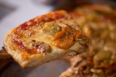 Jambon, enginar, peynir ve kırmızı biberli yeni pişmiş ev yapımı dikdörtgen pizza..