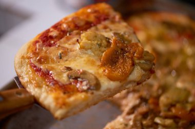 Jambon, enginar, peynir ve kırmızı biberli yeni pişmiş ev yapımı dikdörtgen pizza..