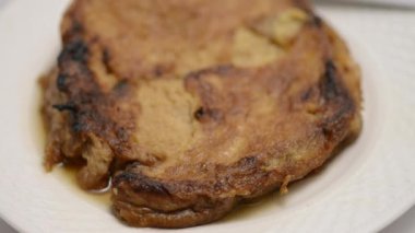 Taze İtalyan Timballo metal bir kapta, altın çerçeveli gözlüklerle çevrili, altın bir masa örtüsü üzerinde, kutlamaya hazır..