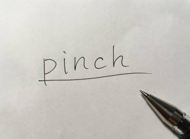 Kağıt arkaplanda konsept kelime çimdikle