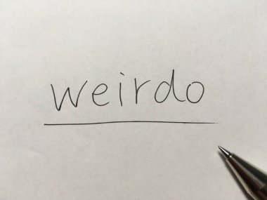 Kağıt arkaplanda garip bir kavram kelimesi