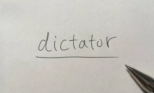 Koncepcja Dyktatora Słowo Papierowym Tle — Zdjęcie stockowe